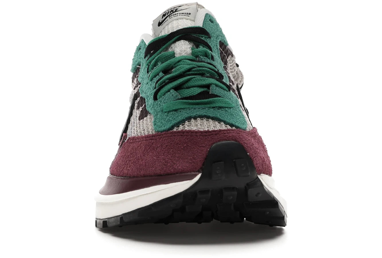 Nike Vaporwaffle sacai Villain Red Neptune Green